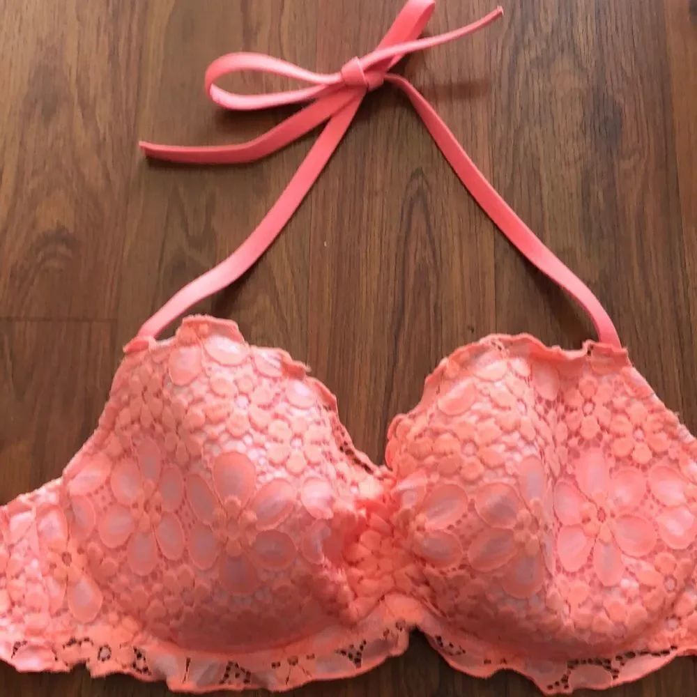 Victoria’s Secret peach lace swimsuit bikini top. Size .34 D